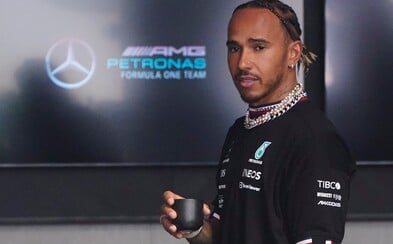 Lewis Hamilton přišel před novináře s trojicí hodinek, s prsteny a s perlami na krku. Vedení FIA šperky jezdcům zakazuje