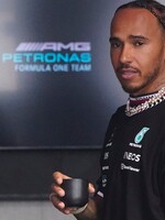 Lewis Hamilton prišiel pred novinárov s trojicou hodiniek, s prsteňmi a s perlami na krku. Vedenie FIA šperky jazdcom zakazuje