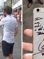 Lewis Hamilton na koloběžce vyrazil fanouškovi z ruky mobil. Později se mu na něj podepsal