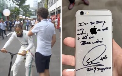 Lewis Hamilton vyrazil fanúšikovi z ruky mobil. Neskôr sa mu naň podpísal
