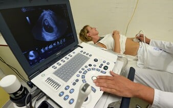 Liberecký gynekolog „si kupoval“ děti chudých rodičů. Teď ve vazbě během vyšetřování spáchal sebevraždu