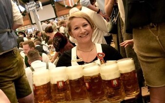 Lidé si stěžují na cenu piva na Oktoberfestu. Letos bude stát víc než jídlo v restauraci