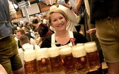 Lidé si stěžují na cenu piva na Oktoberfestu. Letos bude stát víc než jídlo v restauraci