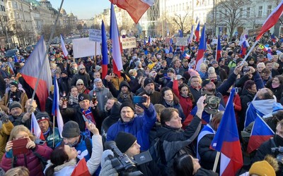 Lidé v Praze demonstrují proti vládním nařízením, na akci dohlíží policie