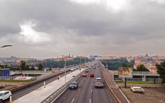 Lidé v Praze dýchají horší vzduch než v Ostravě. Podívej se, která místa výrazně překročila limity