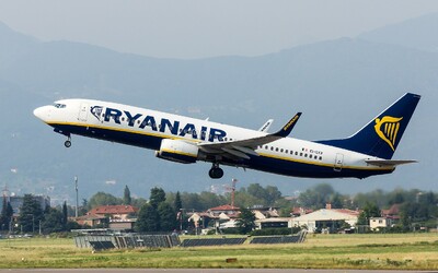 Lietadlo Ryanairu smerujúce do Bratislavy malo technické problémy. Vzlietnuť museli aj rakúske stíhačky