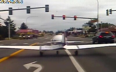 Lietadlo núdzovo pristálo na ceste, pilot stihol zastaviť pred semaforom na červenú