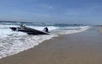 Lietadlo padlo do mora, kde prebiehala súťaž plavčíkov. O záchranu pilota bol čulý záujem 