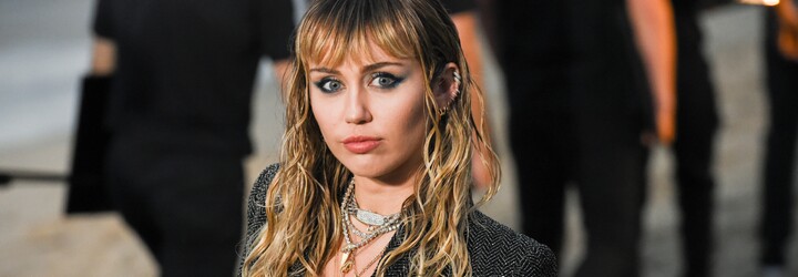 Letadlo s Miley Cyrus zasáhl blesk. Posádka musela nouzově přistát