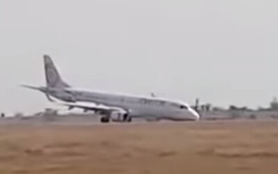 Letadlu se při přistání nevysunul podvozek. V děsivém videu vráží stroj plný pasažérů do země