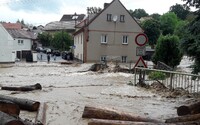Lijáky v Česku: Prudký déšť zastavil vlaky, muže s dětmi musel z řeky zachraňovat vrtulník