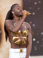 Lil Nas X byl zatčen v Los Angeles. Rappera prý našli na ulici jen ve spodním prádle