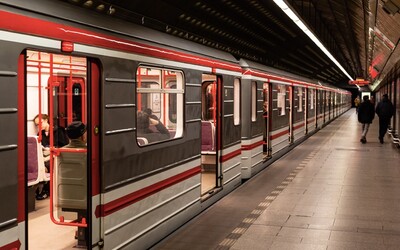Linka pražského metra v úterý ráno zastavila provoz kvůli překážce na trati (Aktualizováno)