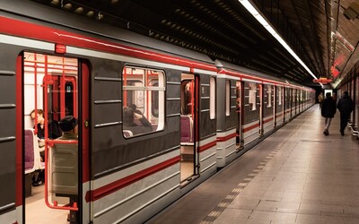 Linka pražského metra v úterý ráno zastavila provoz kvůli překážce na trati (Aktualizováno)