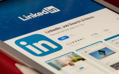 LinkedIn na svých uživatelích trénuje vlastní AI. Většina z nich o tom neví