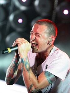 Linkin Park: Spevák bol od siedmich rokov zneužívaný starším mužom, novú členku obviňujú z prepojenia na scientologickú cirkev