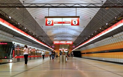 Linky metra A a C v Praze jezdí do neděle s výlukami. Stojí za tím oprava trati