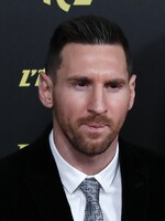 Lionel Messi sa stáva najlepším futbalistom sveta, Zlatú loptu získava už po šiestykrát. Ronaldo na ceremoniál ani neprišiel