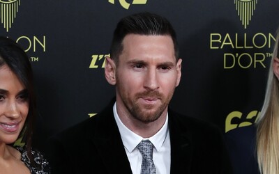 Lionel Messi se stává nejlepším fotbalistou světa, Zlatý míč získává už pošesté. Ronaldo na ceremoniál ani nepřišel