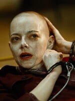 Lístok do kina zdarma, ak si necháš vyholiť hlavu? V LA je to realita, kampaň k novému filmu Emmy Stone stavila na holiča