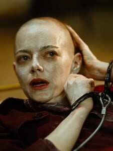 Lístok do kina zdarma, ak si necháš vyholiť hlavu? V LA je to realita, kampaň k novému filmu Emmy Stone stavila na holiča