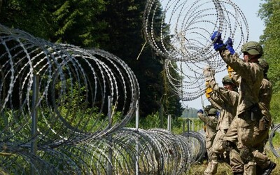 Litva chce na hraniciach s Bieloruskom postaviť vyše 500-kilometrový plot so žiletkovým drôtom. EÚ naň peniaze nedá