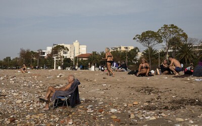 Lockdown po grécky: V Aténach bolo cez víkend horúco, ľudia bez rúšok oddychovali na plážach