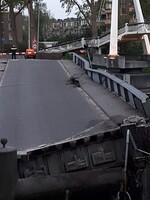 Loď, kterou řídil český kapitán, narazila do mostu v Nizozemsku a vážně jej poškodila