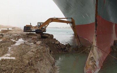 Loď, ktorá blokovala Suezský prieplav, znova stojí. Majiteľ musí zaplatiť vyše 750 miliónov eur, inak mu ju nevydajú