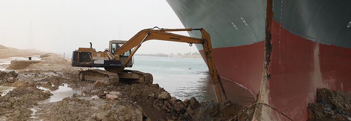 Loď, ktorá blokovala Suezský prieplav, znova stojí. Majiteľ musí zaplatiť vyše 750 miliónov eur, inak mu ju nevydajú
