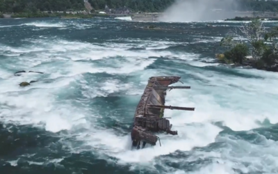 Loď zaseknutá mezi skalami na Niagarských vodopádech se po více než 100 letech posunula, může za to silný déšť a vítr