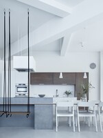 Loftové bývanie z Česka, ktorého minimalistický dizajn neomrzí ani naprieč časom   