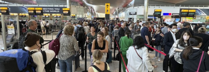 Londýnské letiště Heathrow žádá letecké společnosti, aby přestaly prodávat letenky. Chybí zaměstnanci