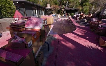 Los Angeles sa sfarbilo naružovo: Na hasenie ničivých požiarov zhadzujú lietadlami špeciálnu látku