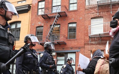 Los Angeles zavedlo zákaz nočního vycházení. Protesty kvůli raziím přerostly v chaos