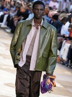 Louis Vuitton odhalil v Paríži mužskú kolekciu inšpirovanú exotickou Indiou aj britskou vidieckou eleganciou