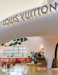 Louis Vuitton otvoril na letisku Heathrow v Londýne luxusnú kaviareň. Servírujú aj exkluzívne dezerty s logom