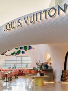 Louis Vuitton otvoril na letisku Heathrow v Londýne luxusnú kaviareň. Servírujú aj exkluzívne dezerty s logom