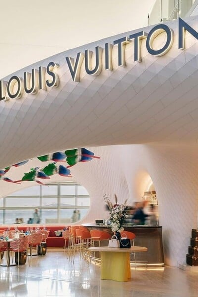 Louis Vuitton otvoril na letisku Heathrow v Londýne luxusnú kaviareň. Servírujú aj exkluzívne dezerty s logom