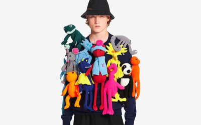 Louis Vuitton ponúka sveter zo 14 látkových a háčkovaných bábik za 7-tisíc eur