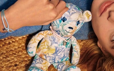 Louis Vuitton vytvoril plyšového medvedíka pre UNICEF. Z predajnej sumy 800 eur organizácii dajú približne 20 %