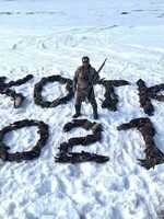 Lovec se v Rusku vyfotil s nápisem Čukotka 2021 poskládaným ze 150 mrtvých opeřenců. List Novaja Gazeta na něj vypsal odměnu