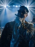 Luca Brassi10x prerobil študentskú hymnu na trapový hit. V klipe na Gaudeamus flirtuje s Evou Mázikovou