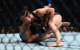 Lucie Pudilová slaví TKO, při svém návratu do UFC zlikvidovala čínskou soupeřku tvrdými lokty