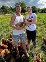 Lucka a Frenky postavili v Kožanoch farmu: Pani nadávala na cenu vajec, objednala si ale dvojnásobok (Reportáž)