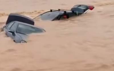 Lidi, auta i nábytek vyplavuje na ulici proud vody ze záplav. Po potopě ve Španělsku je 3500 nezvěstných a nejméně 6 mrtvých