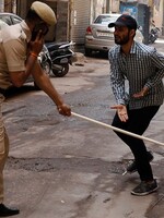 Občany, kteří poruší zákaz vycházení, policisté bijí holemi nebo je nutí dělat kliky. Indie boj s koronavirem nezvládá