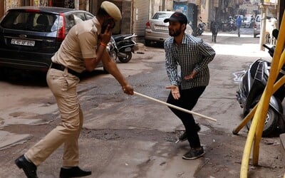 Občany, kteří poruší zákaz vycházení, policisté bijí holemi nebo je nutí dělat kliky. Indie boj s koronavirem nezvládá