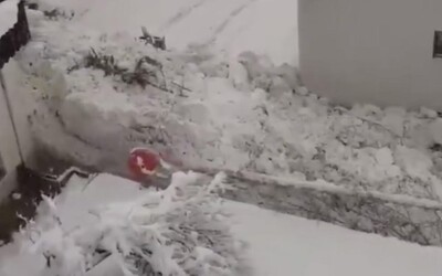 Ľudia natáčali lavínu, ktorá sa valila ulicami. Hromada snehu siahala do výšky 2,4 metra
