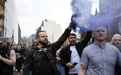 Ľudia po celej Európe protestujú proti lockdownom a pandemickým opatreniam. Dav rozháňajú policajti vodnými delami či obuškami